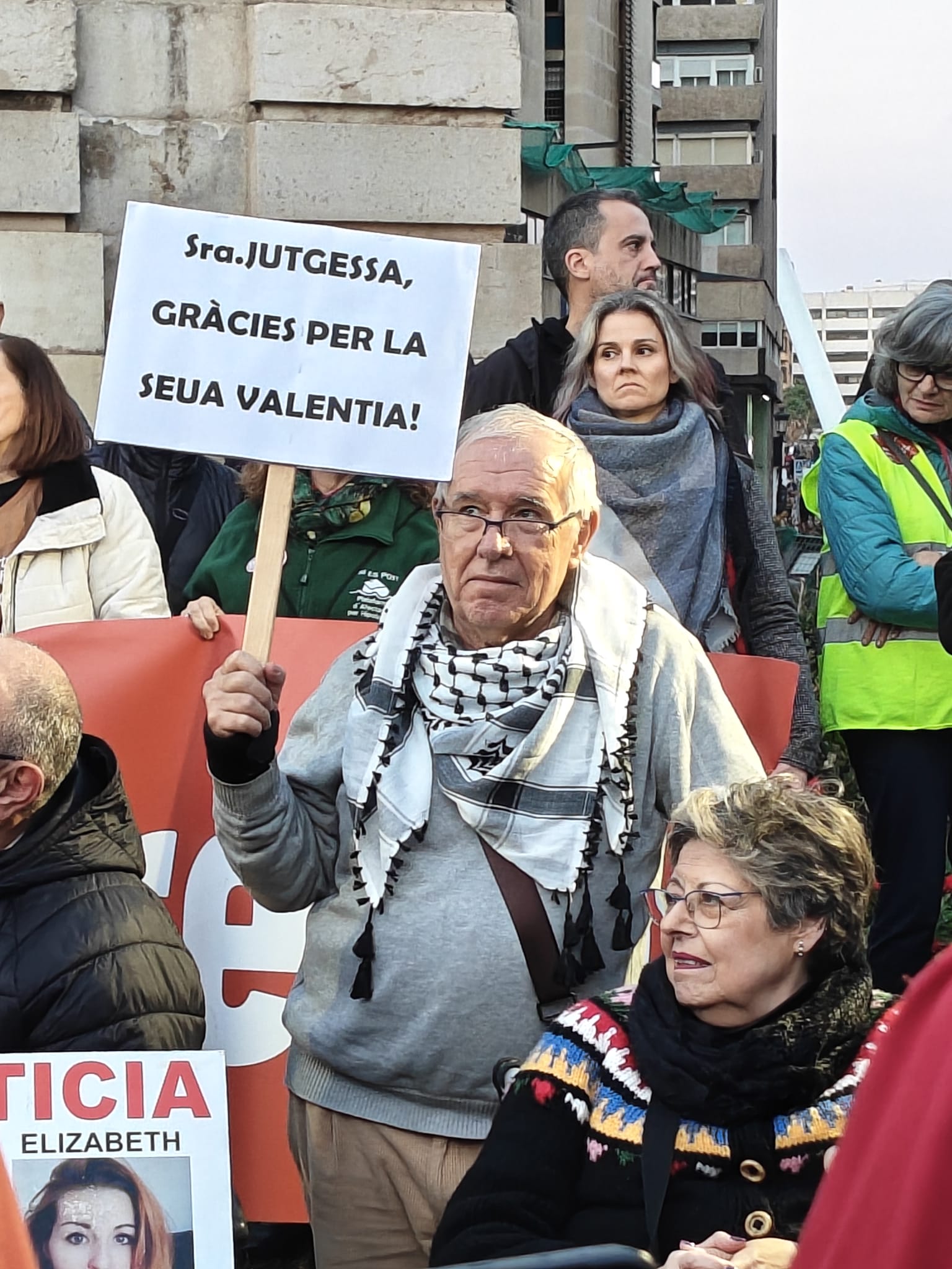 El artículo 197 del Código Penal.